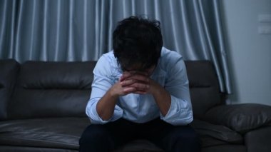 Asyalı yakışıklı adam aşırı iş yükünden dolayı stresli. Yorgun erkek, şirketten bir sürü iş ve depresyon riskinden sonra eve döner.