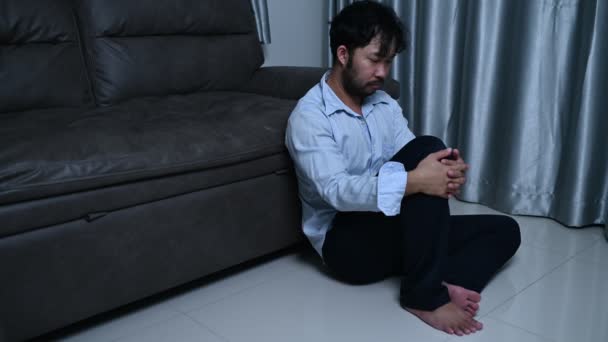 Asijský Pohledný Muž Stresu Práce Přetížení Unavený Samec Vrací Domů — Stock video