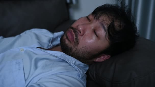 Azjatycki Przystojniak Zestresowany Pracą Zmęczony Mężczyzna Wraca Domu Ciężkiej Pracy — Wideo stockowe