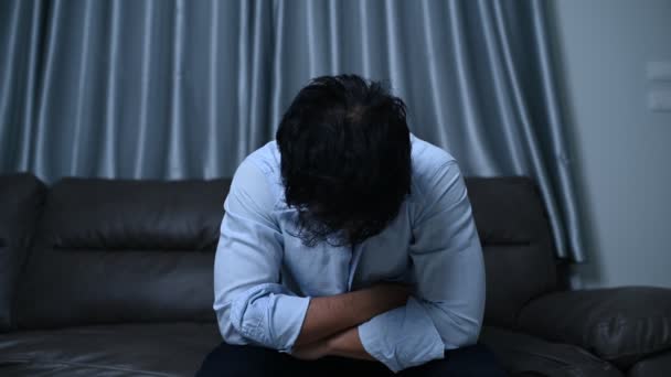 Asijský Pohledný Muž Stresu Práce Přetížení Unavený Samec Vrací Domů — Stock video