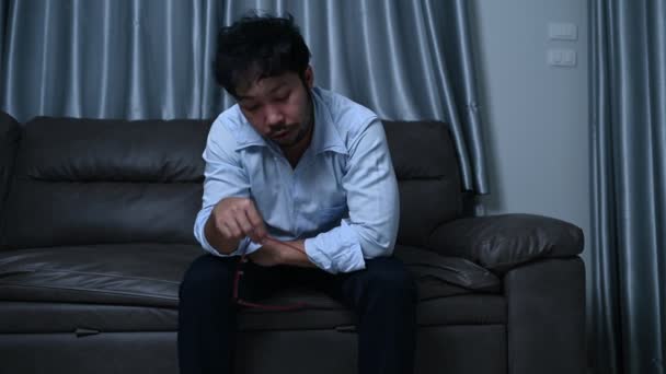 仕事の過多からアジアのハンサムな男のストレス 多くの仕事の後に疲れた男性が戻ってくる会社から うつ病のリスク — ストック動画