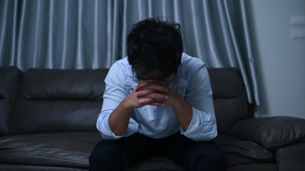 仕事の過多からアジアのハンサムな男のストレス 多くの仕事の後に疲れた男性が戻ってくる会社から うつ病のリスク — ストック動画