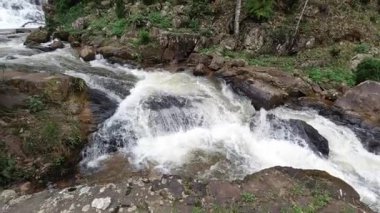 Yağmur ormanlarındaki dağların ortasında güzel bir şelale..