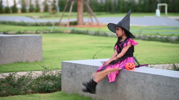 Азиатская Милая Девочка Носит Костюм Ведьмы Тыквой Концепция Фестиваля Хэллоуина — стоковое видео