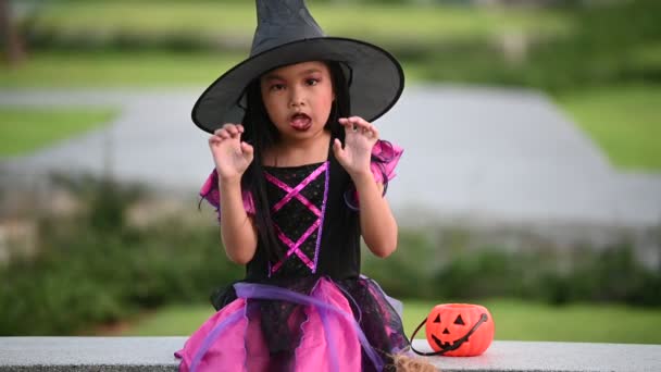 Aziatisch Schattig Vrouwelijk Kind Dragen Heks Kostuum Met Pompoen Halloween — Stockvideo