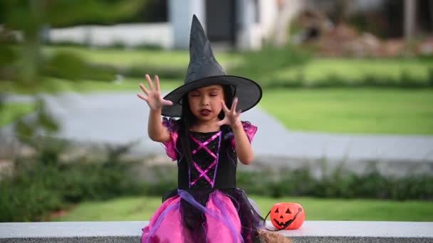 アジアのかわいい女性の子供は カボチャと魔女の衣装を身に着けている ハロウィン祭りのコンセプト — ストック動画
