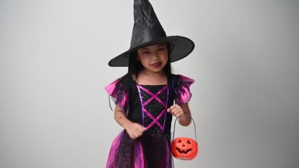 Asyalı Sevimli Bayan Çocuk Balkabağıyla Cadı Kostümü Giyiyor Cadılar Bayramı — Stok video
