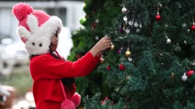 Noel festivalindeki küçük kızın portresi. Kış tatilinde Asyalı çocuk