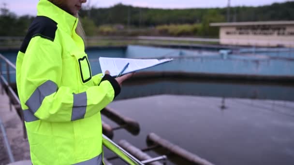 Milieutechnicus Werkt Afvalwaterzuiveringsinstallaties Waterleidingtechniek Waterrecyclinginstallatie Voor Hergebruik — Stockvideo