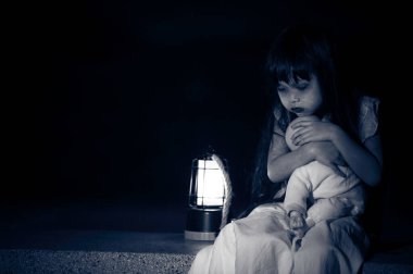 Gece üzgün çocuk hayaleti, Cadılar Bayramı festivali konsepti, 13. Cuma, korku filmi sahnesi, oyuncak bebeği olan bir kız.