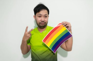 LGBT Gurur Ayı konsepti, Asyalı yakışıklı erkek makyajı ve kadın giyimi, Gay Özgürlük Günü, beyaz arka planda ikili olmayan portre