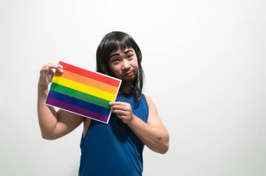 LGBT Gurur Ayı konsepti, Asyalı yakışıklı erkek makyajı ve kadın giyimi, Gay Özgürlük Günü, beyaz arka planda ikili olmayan portre