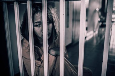 Demirden hapishaneyi, mahkûm konseptini, Tayland halkını yakalamak isteyen kadınların portresi, özgür olmak isteyen kadınların portresi, eğer yasaları çiğneyip hapse atılırsa,.