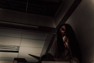 Asyalı kadın portresi hayalet yüzü, korku sahnesi, korkunç arka plan, Cadılar Bayramı posteri.