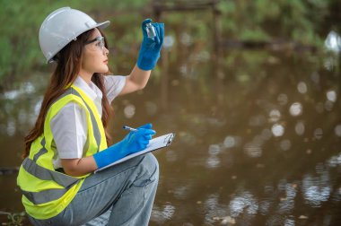 Çevre mühendisleri su kalitesini inceler, suyu test etmek için laboratuvara getirir, su ve topraktaki mineral içeriğini kontrol eder, su kaynaklarındaki kirleticileri kontrol ederler..