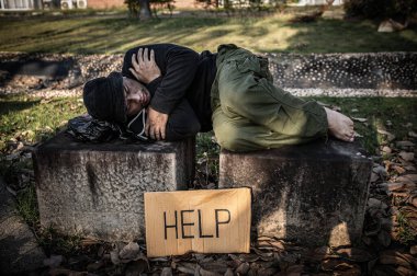 Asyalı adam yan yolda evsiz, yabancı biri yolda yalnız yaşamak zorunda çünkü ailesi yok..