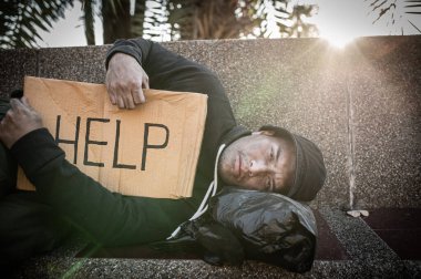 Asyalı adam yan yolda evsiz, yabancı biri yolda yalnız yaşamak zorunda çünkü ailesi yok..