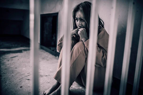 Портрет Жінок Відчайдушно Ловити Залізну Язницю Концепцію Язнення Таїландських Людей — стокове фото