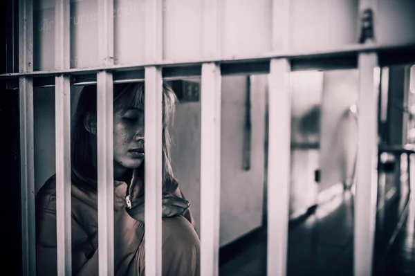 Retrato Mulheres Desesperadas Para Pegar Prisão Ferro Conceito Prisioneiro Tailandesas — Fotografia de Stock