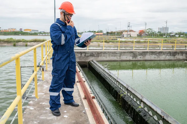 Water Plant Maintenance Technicians Mechanical Engineers Check Control System Water — Stock Photo, Image