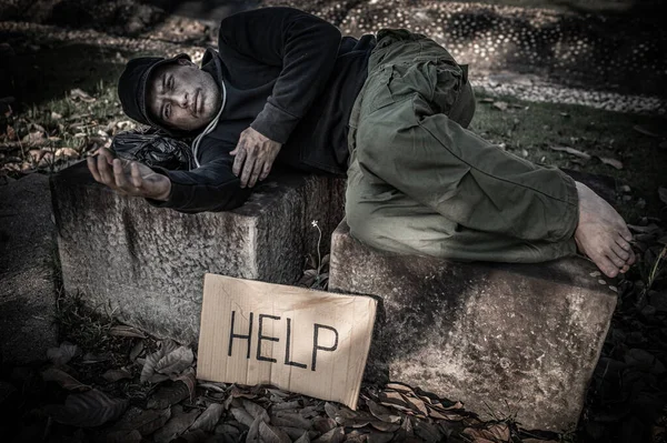 Ázsiai Férfi Hajléktalan Mellékúton Egy Idegennek Egyedül Kell Élnie Úton — Stock Fotó