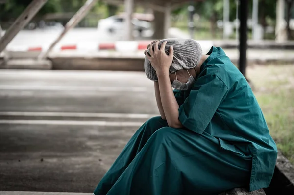 Unavený Depresivní Žena Asijské Drhnutí Zdravotní Sestra Nosí Tvář Maska — Stock fotografie