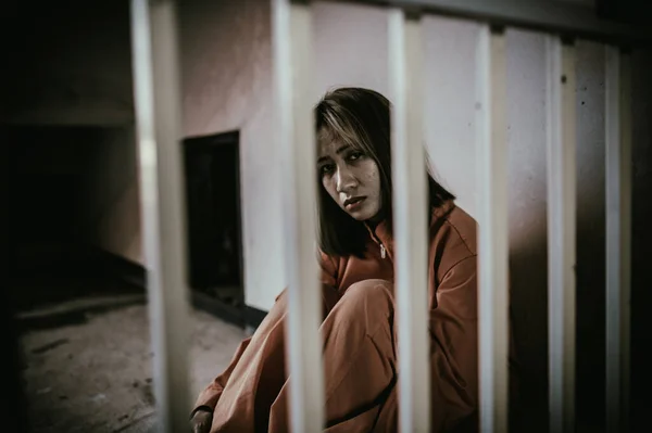 Руки Жінок Відчайдушно Ловити Залізну Язницю Концепцію Язнених Таїландських Людей — стокове фото