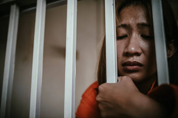 Nők Kezei Akik Kétségbeesetten Próbálják Elkapni Vasbörtönt Fogoly Koncepciót Thaiföldi — Stock Fotó