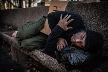 Asyalı adam yan yolda evsiz, yabancı biri yolda yalnız yaşamak zorunda çünkü ailesi yok..