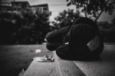 Asyalı adam yan yolda evsiz, yabancı biri yolda yalnız yaşamak zorunda çünkü ailesi yok..