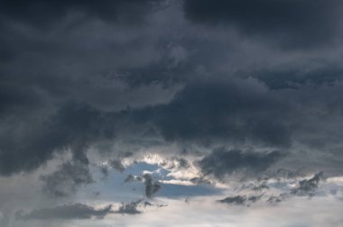 Şiddetli yağmurdan önce karanlık gökyüzü