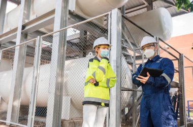 Mühendisler sıvı helyumu, önleyici bakım programını kontrol etmek için çalışıyorlar. Taylandlılar, teknisyenler ve mühendisler birlikte çalışmayı tartışıyorlar..