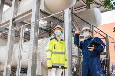 Mühendisler sıvı helyumu, önleyici bakım programını kontrol etmek için çalışıyorlar. Taylandlılar, teknisyenler ve mühendisler birlikte çalışmayı tartışıyorlar..