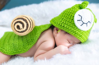 Asyalı bebek yatakta uzanıyor, şirin Tayland ve küçük kız.