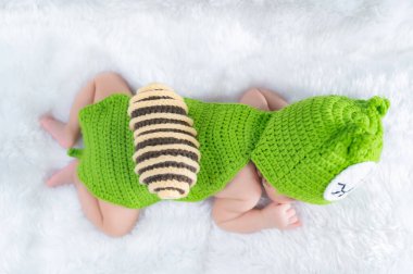 Asyalı bebek yatakta uzanıyor, şirin Tayland ve küçük kız.