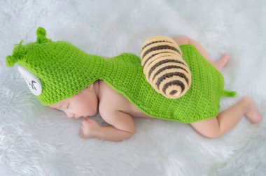 Asyalı bebek yatakta uzanıyor, şirin Tayland ve küçük kız.