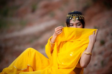 Arap kostümü giymiş Asyalı güzel bir kadının portresi, çöl prensesi konsepti.