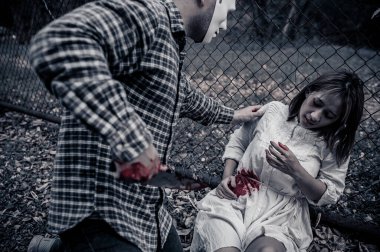 Seri katil sahnesi Asyalı bir kadını öldürmek üzere, konsept gerilim sahnesi, Cadılar Bayramı festivali