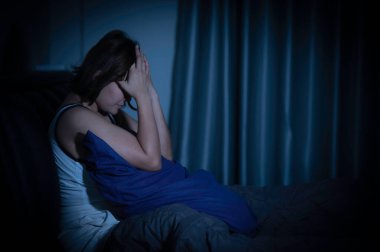 Asyalı kadınların büyük endişeleri var. Bu yüzden uyuyamıyor. İş stresi yüzünden.