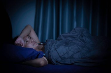 Asyalı kadınların büyük endişeleri var. Bu yüzden uyuyamıyor. İş stresi yüzünden.