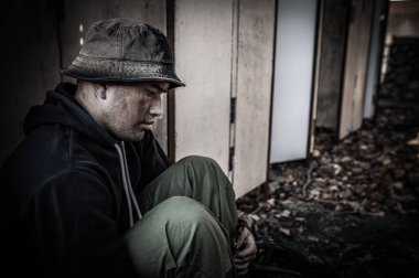 Asyalı adam yan yolda evsiz, yabancı biri yolda yalnız yaşamak zorunda çünkü ailesi yok..