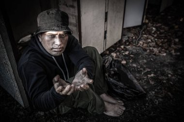 Asyalı adam yan yolda evsiz, yabancı biri yolda yalnız yaşamak zorunda çünkü ailesi yok..