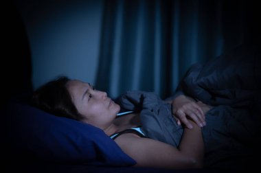 Asyalı kadınların büyük endişeleri var. Bu yüzden uyuyamıyor. İş stresi yüzünden.