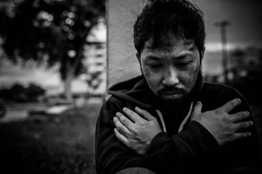 Asyalı adam yan yolda evsiz, yabancı biri yolda yalnız yaşamak zorunda çünkü ailesi yok..