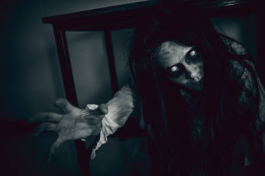 Asyalı kadın makyajı hayaleti, arka plan korku sahnesi, Cadılar Bayramı festivali konsepti, hayalet filmleri afişi, dairede kızgın ruh.