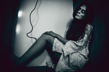 Asyalı kadın makyajı hayaleti, arka plan korku sahnesi, Cadılar Bayramı festivali konsepti, hayalet filmleri afişi, dairede kızgın ruh.