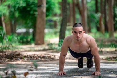 Yakışıklı adam bir barda takılarak egzersiz yapıyor Asyalı adam spor müsabakaları için antrenman yapıyor.