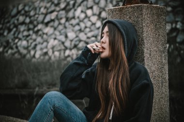 Bağımlı Asyalı kadın portresi, alkolik kadın konsepti