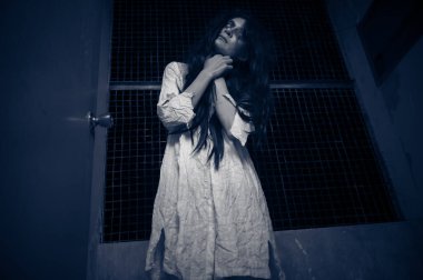 Asyalı kadın makyajı hayaleti, arka plan korku sahnesi, Cadılar Bayramı festivali konsepti, hayalet filmleri afişi, dairede kızgın ruh.