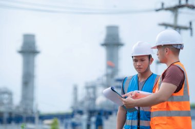 Elektrik santralinde çalışan iki mühendis, birlikte mutlu bir şekilde çalışıp, sorunu çözümlemede birbirlerine yardım ederek, kalkınma yönergeleri hakkında danışmanlık yaparak,